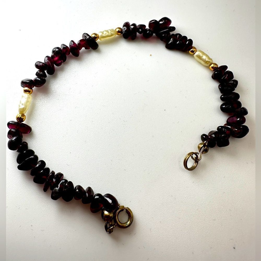 7.25" vintage garnet chip, gold tone beads, and genuine "rice"‎ pearls bracelet!